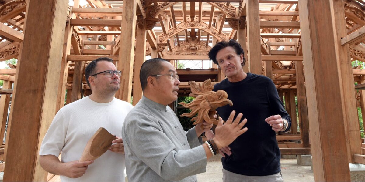 Initiator des Tempel Quang Ninh Dao (Mitte), Bürgermeister der Stadt Taucha, Tobias Meier (FDP, links) und Architekt Marco Stelzel (Rechts) im Hauptgebäude des Tempels.
