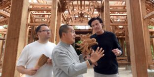 Initiator des Tempel Quang Ninh Dao (Mitte), Bürgermeister der Stadt Taucha, Tobias Meier (FDP, links) und Architekt Marco Stelzel (Rechts) im Hauptgebäude des Tempels.