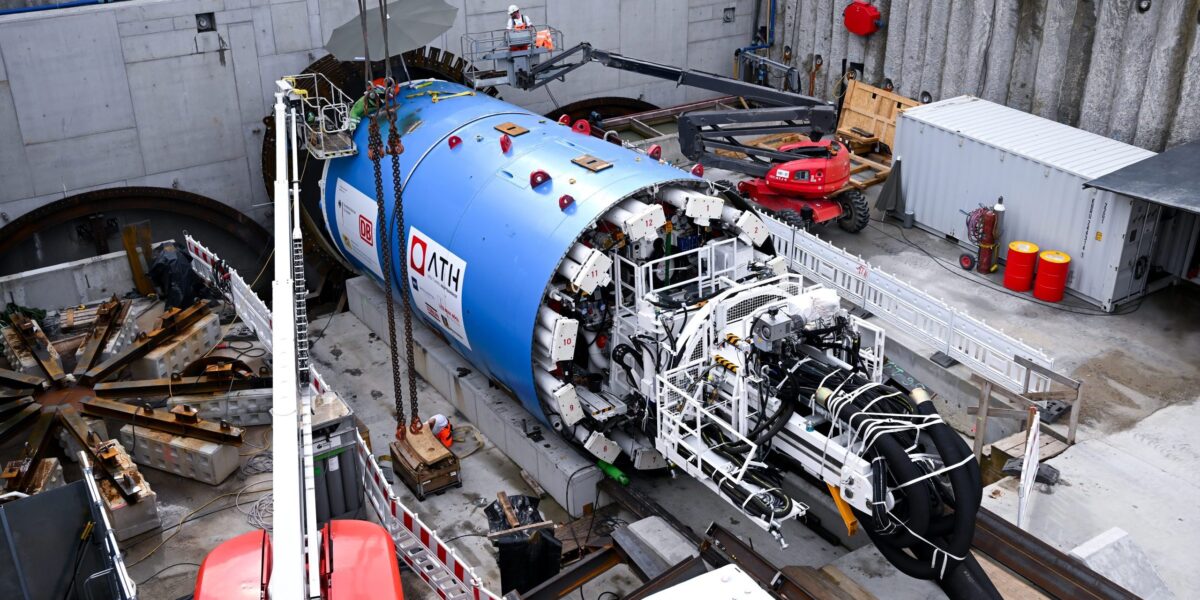 Tunnelbohrmaschine wird zusammengebaut