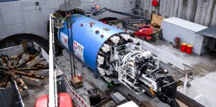 Tunnelbohrmaschine wird zusammengebaut