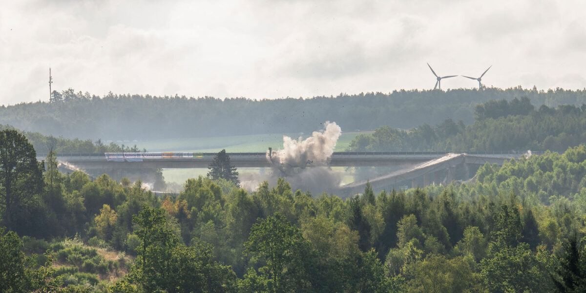 An der Sauerlandlinie A45 ist am Sonntagmorgen das erste Teilbauwerk der Talbrücke Ottfingen planmäßig gesprengt worden
