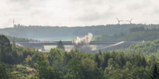 An der Sauerlandlinie A45 ist am Sonntagmorgen das erste Teilbauwerk der Talbrücke Ottfingen planmäßig gesprengt worden