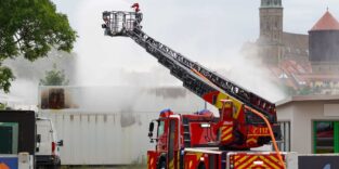 Feuerwehrauto löscht Brand