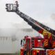 Feuerwehrauto löscht Brand