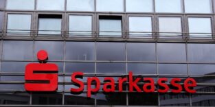 Logo Sparkasse an Fassade