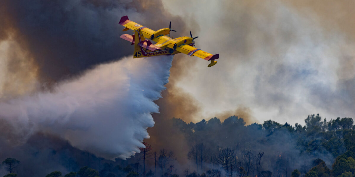 Ein Löschflugzeug der französischen Sécurité civile wirft am 23. Juli 2026 Wasser über einem Waldbrand bei Cotignac ab
