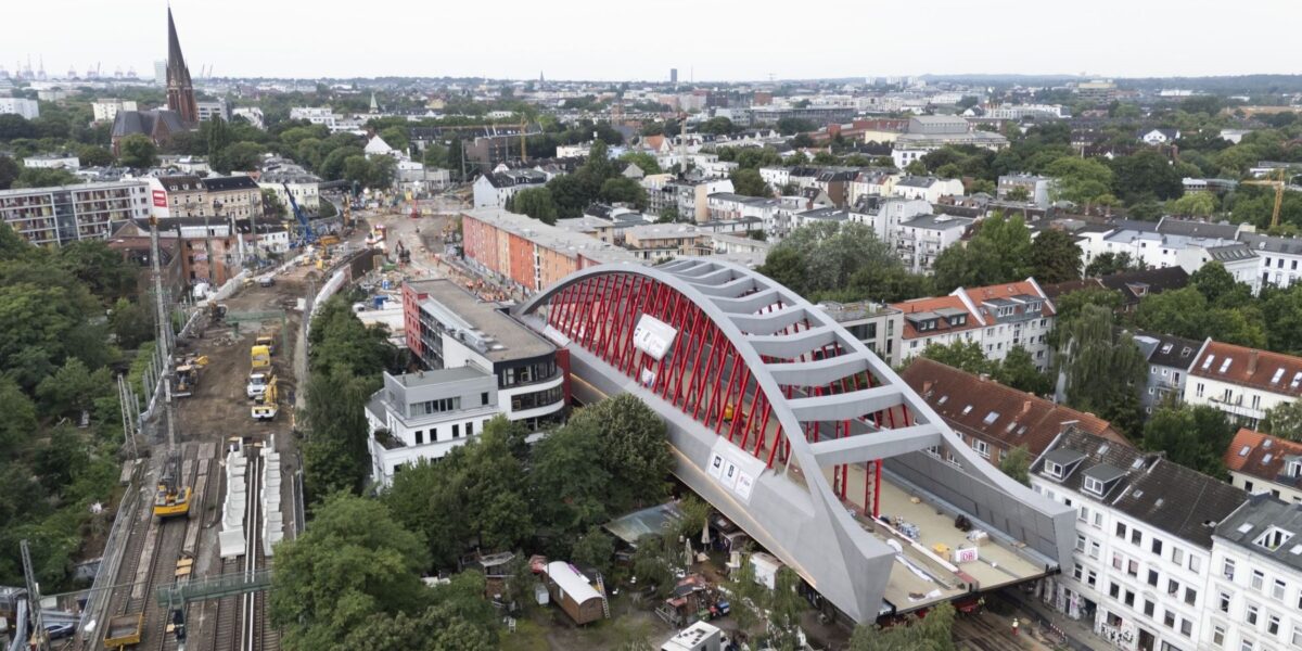 Sternbrücke wird durch Hamburg transportiert.