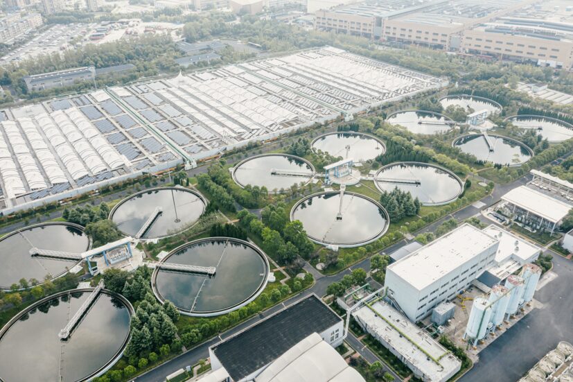 Besonders Abwasseranlagen sind mit ihren vielfältigen Speicher- und Pufferkapazitäten geradezu ideal, um Energie flexibel zu speichern und zu beziehen.