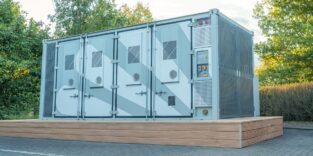 Batteriecontainer zwischen Bäumen