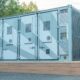Batteriecontainer zwischen Bäumen