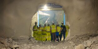 Bauarbeiter stehen vor dem Durchbruch im Brenner-Basistunnel.