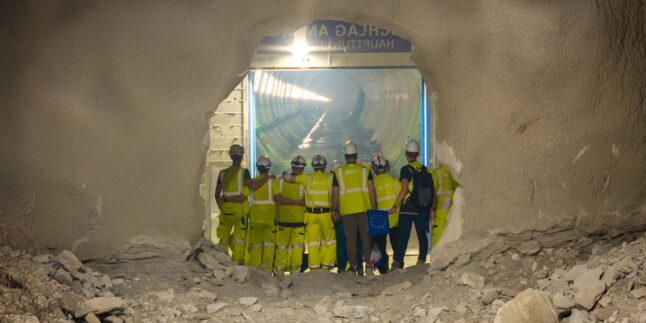 Bauarbeiter stehen vor dem Durchbruch im Brenner-Basistunnel.