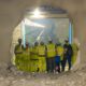 Bauarbeiter stehen vor dem Durchbruch im Brenner-Basistunnel.