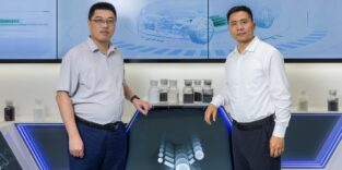 Zwei Forscher mit Batterie