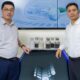 Zwei Forscher mit Batterie