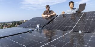 Armin Buchroithner (rechts) und Thomas Neubauer neben der Flaptrack-Demonstrationsanlage für faltbare Solarmodule