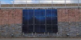 Gabionenwand mit Photovoltaikanlage