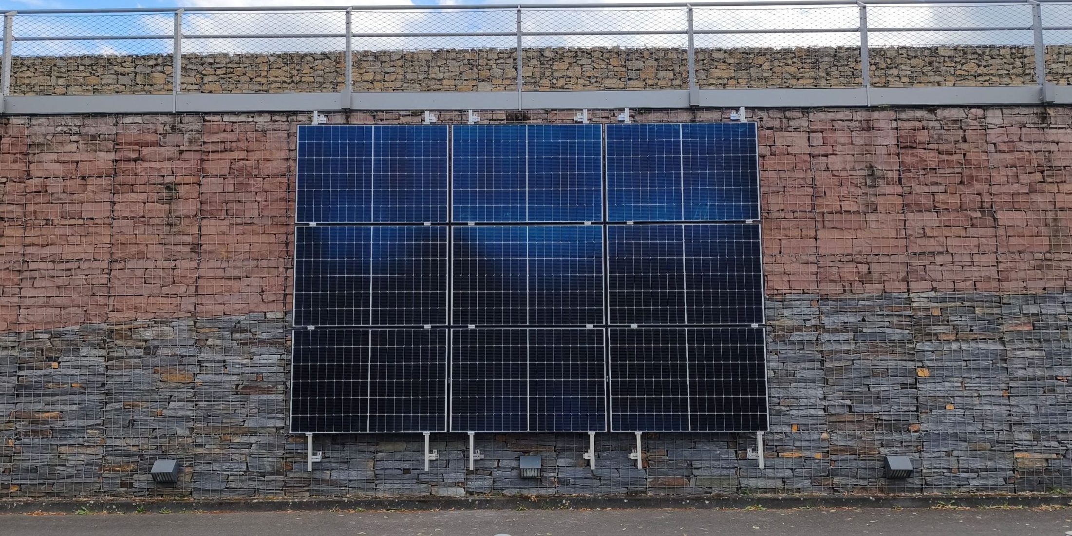 Neun Module im Praxistest: Gabionen sollen zu vertikalen Solarflächen werden