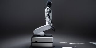 Weißer knieender Roboter vor schwarzem Hintergrund