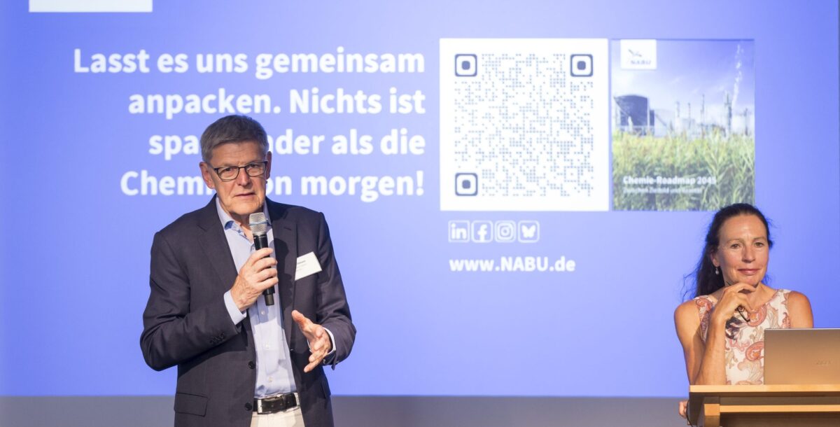 "Lasst es uns gemeinsam anpacken. Nichts ist spannender als die Chemie von morgen!". Unter diesem Motto präsentierte der Nabu seine Chemie-Roadmap 2045. Rechts im Bild Steffi Ober. Die Teamleiterin Transformation des Nabu stellte die Roadmap vor. Links im Bild: Utz Tillman, Ex-Hauptgeschäftsführer des VCI und heute Fachmann für Agora Industrie, moderierte die Veranstaltung. 

Links Parlamentarische Veranstaltung zur Transformation der Chemie-Industrie in der Bundesgeschäftsstelle des NABU in Berlin Mitte 