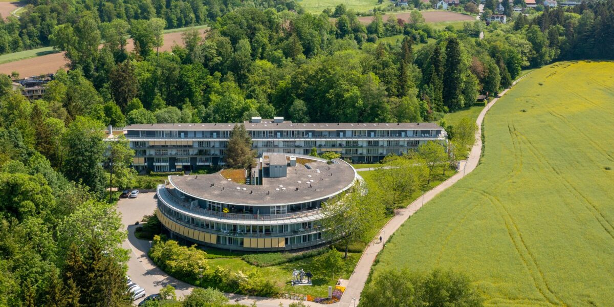 Die Residenz liegt direkt neben einem Erholungsgebiet und möchte ein komfortables Leben im Alter ermöglichen. Entsprechend hoch sind die Qualitätsanforderungen. Foto: Tertianum Residenz Zollikerberg