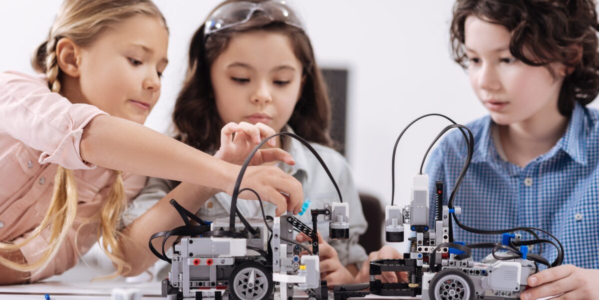 Kinder spielen Technik
