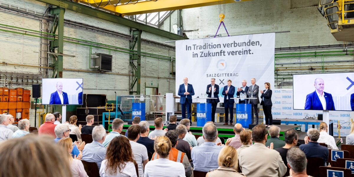 Salzgitter übernimmt die Hüttenwerke Krupp Mannesmann. Das Bild zeigt eine Werkshalle von HKM.