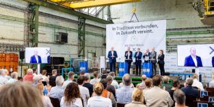 Salzgitter übernimmt die Hüttenwerke Krupp Mannesmann. Das Bild zeigt eine Werkshalle von HKM.