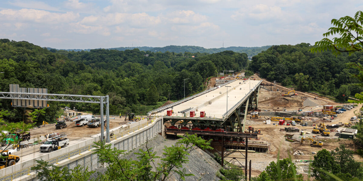 Die neue Commercial Street Bridge steht noch auf temporären Unterstützungen neben ihrer endgültigen Trasse
