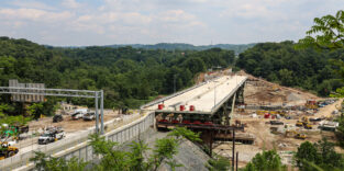 Die neue Commercial Street Bridge steht noch auf temporären Unterstützungen neben ihrer endgültigen Trasse