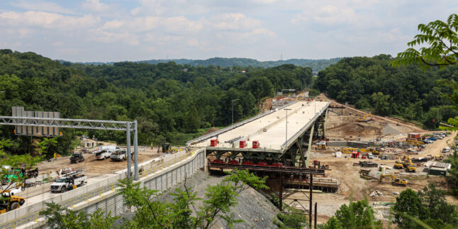 Die neue Commercial Street Bridge steht noch auf temporären Unterstützungen neben ihrer endgültigen Trasse