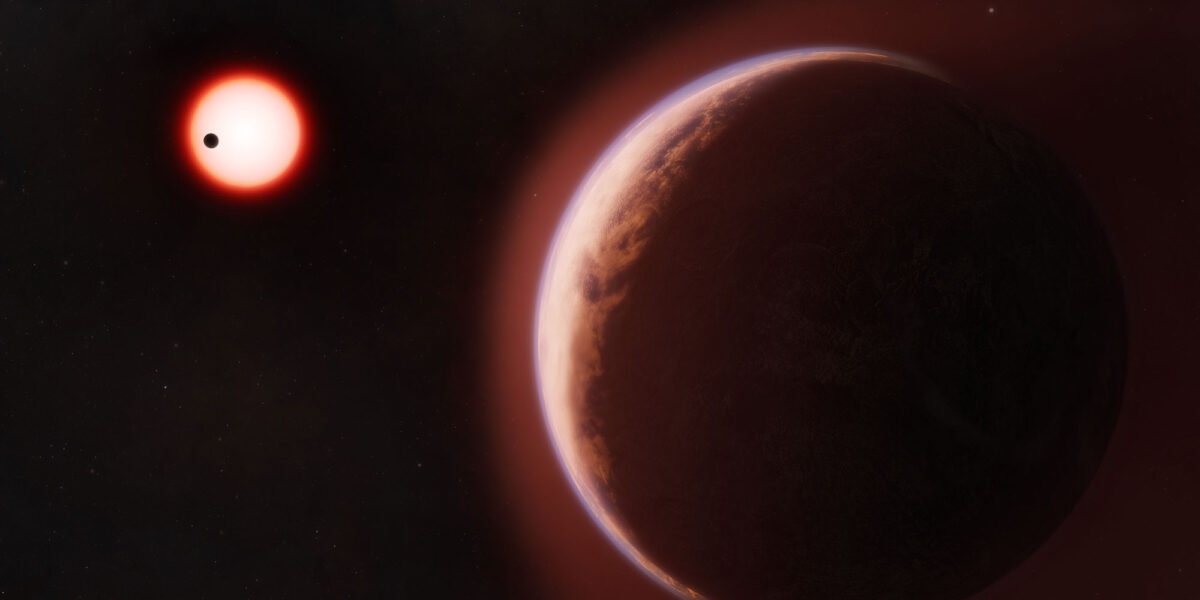 In dieser künstlerischen Darstellung ist der Exoplanet LHS 1140 b im Vordergrund zu sehen, umgeben von einer heliumreichen Atmosphäre