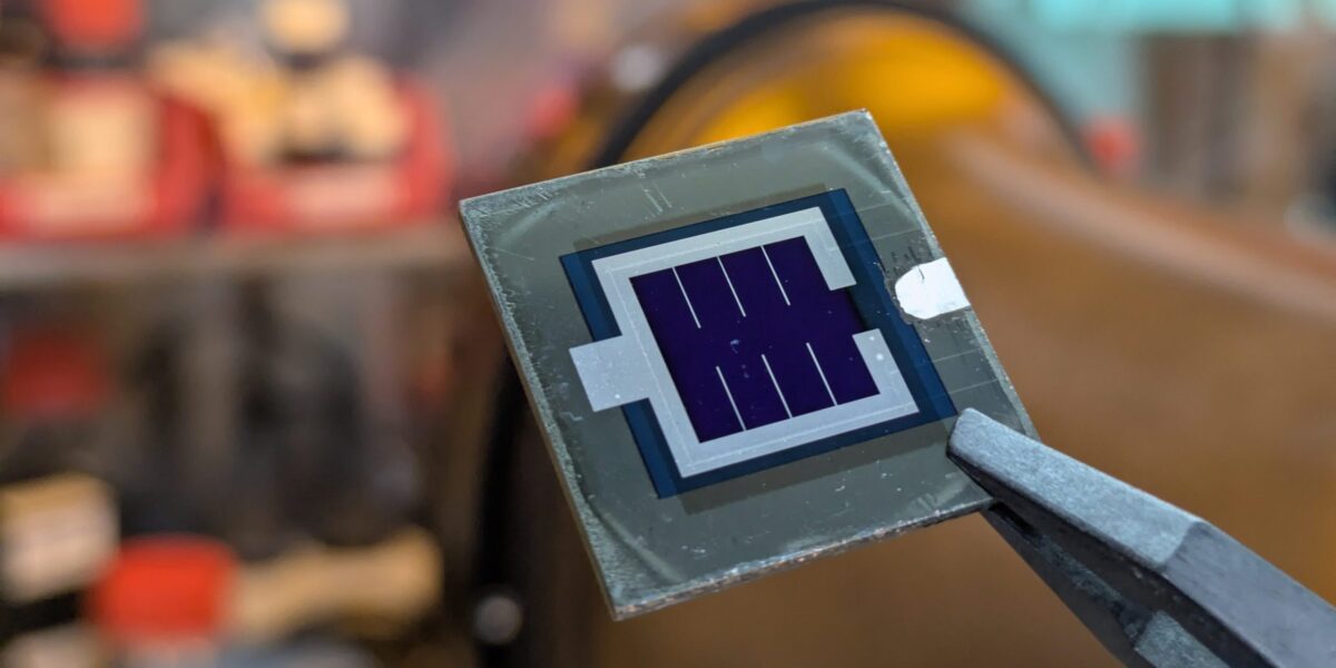 Die neue Tandemsolarzelle kombiniert Halbleiter aus CIGSe und Perowskit