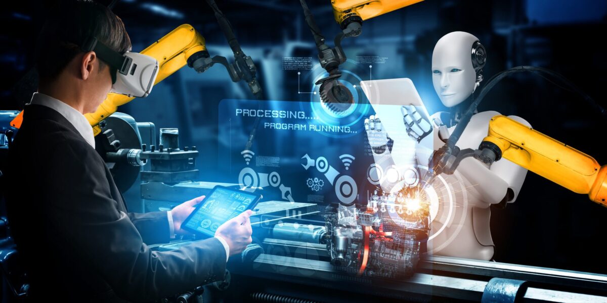 Mensch und Roboter stehen sich gegenüber und gucken auf Tablets