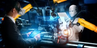 Mensch und Roboter stehen sich gegenüber und gucken auf Tablets