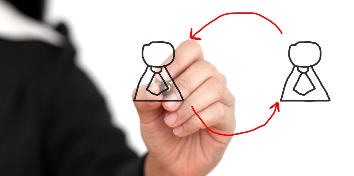 Bild einer Geschäftshand, die „Job Rotation“ für das Konzept von Personalbeschaffung