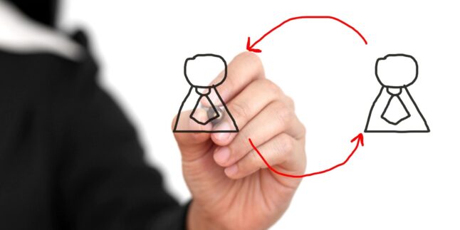 Bild einer Geschäftshand, die „Job Rotation“ für das Konzept von Personalbeschaffung