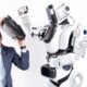 Roboter schlägt Mann auf den Kopf. Der wehrt sich mit einer Aktentasche