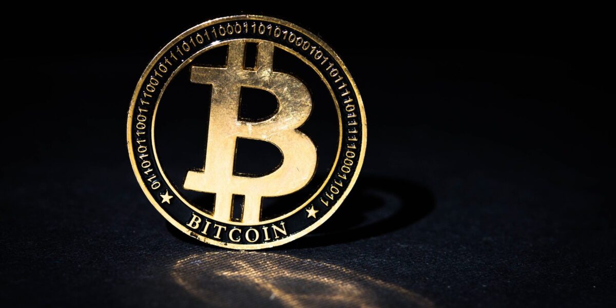 Bitcoin auf schwarzem Hintergrund