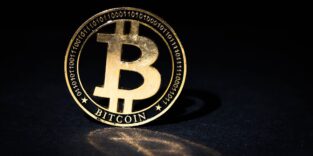 Bitcoin auf schwarzem Hintergrund