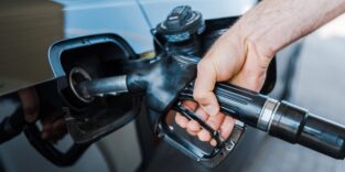 Auto wird betankt