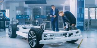 Junge Ingenieure arbeiten an einem Auto