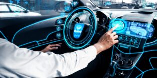 Fahrer in automatisiertem Fahrzeug blickt auf digitale Steuerelemente.