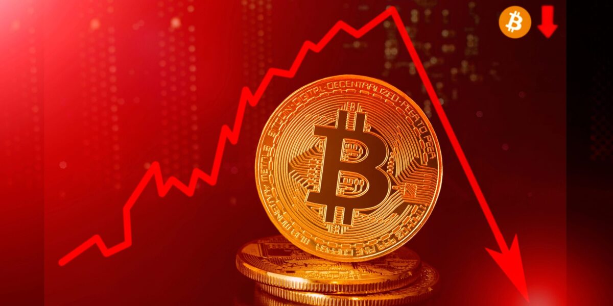 Bitcoin-Münze vor einem Kursdiagramm mit fallender und wieder steigender Kurslinie