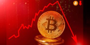Bitcoin-Münze vor einem Kursdiagramm mit fallender und wieder steigender Kurslinie
