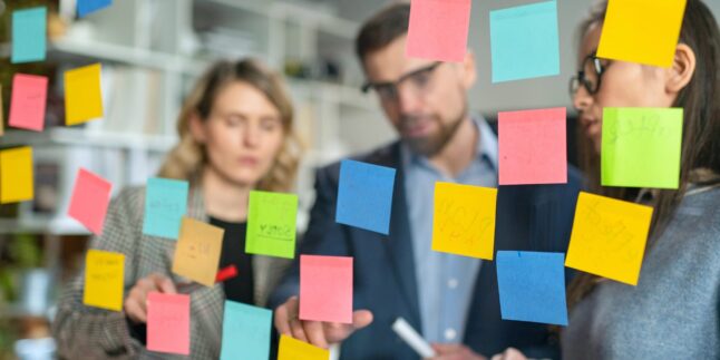 Menschen vor Wand mit Post-its