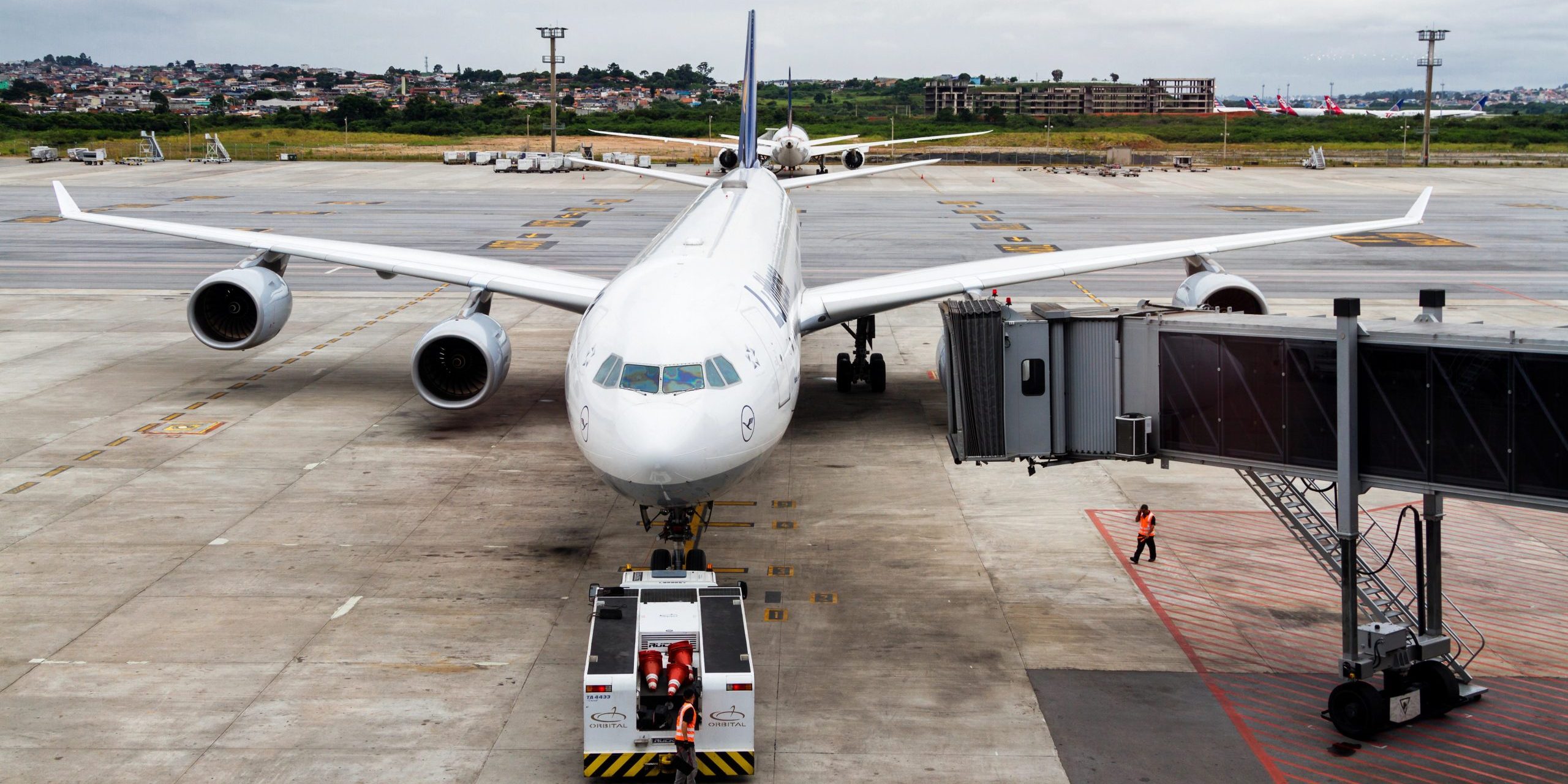 Diese Fluggastbrücke findet die Flugzeugtür automatisch