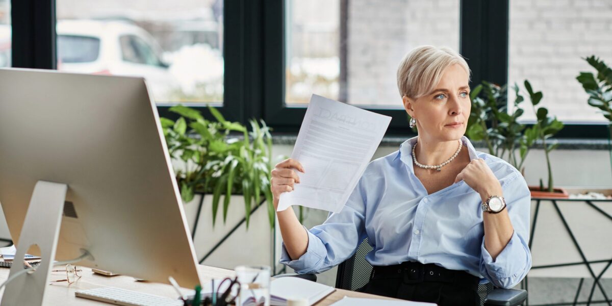 Eine Frau im Büro