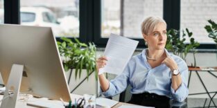 Eine Frau im Büro