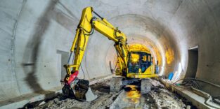 Bagger in einem Tunnel